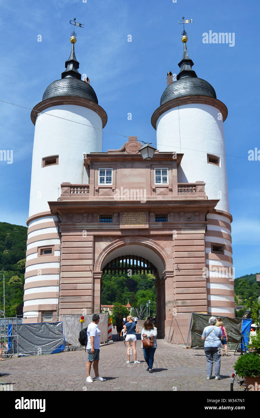 Heidelberg, Allemagne - Juin 2019 : La porte de la vieille 'Karl Theodor' pont sur le Neckar en centre-ville après restauration sur une journée ensoleillée Banque D'Images