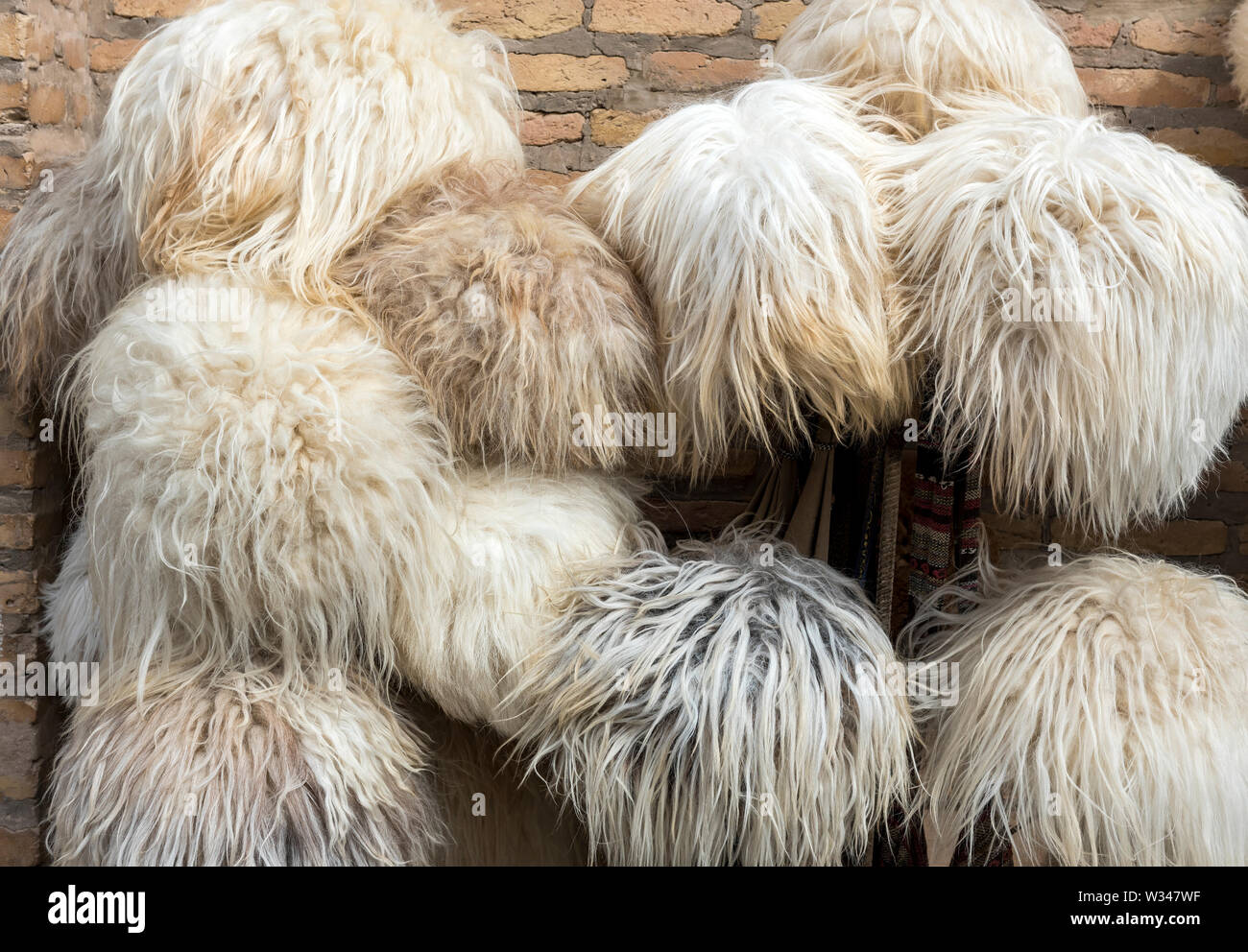 Chugirma traditionnels chapeaux de fourrure en vente à Khiva, Ouzbékistan marché Banque D'Images