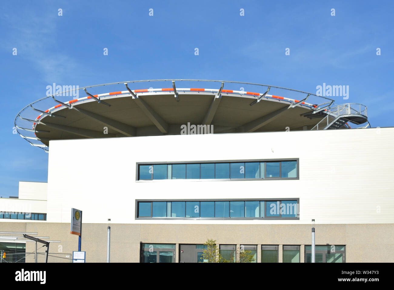 Heidelberg, Allemagne - Mai 2019 : plate-forme d'atterrissage pour hélicoptère sur rood du bâtiment de l'Hôpital Universitaire Banque D'Images