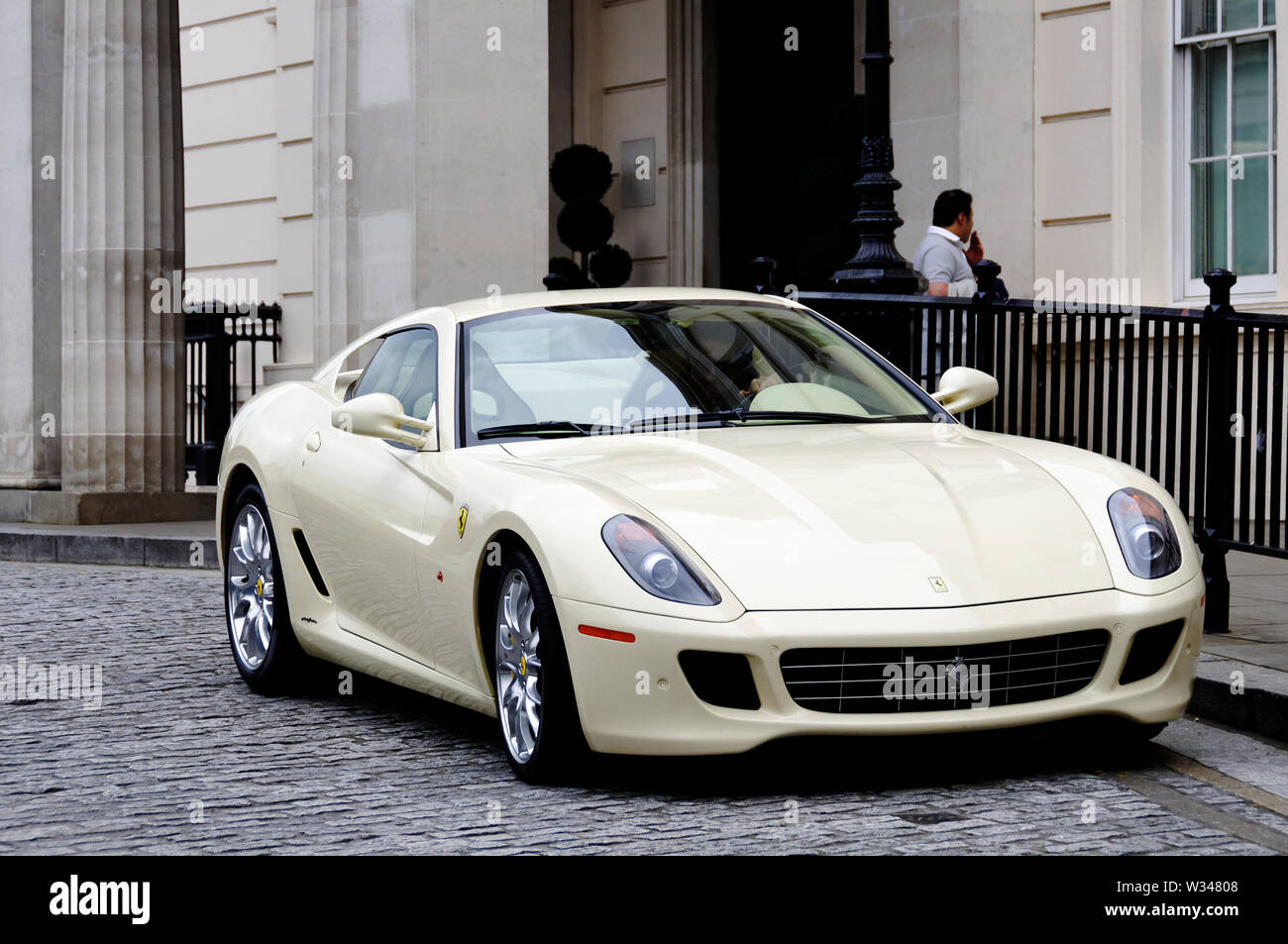 Londres, UK - CIRCA AVRIL 2011 : une Ferrari 599 GTB Fiorano garée en face de l'hôtel Lanesborough. Banque D'Images