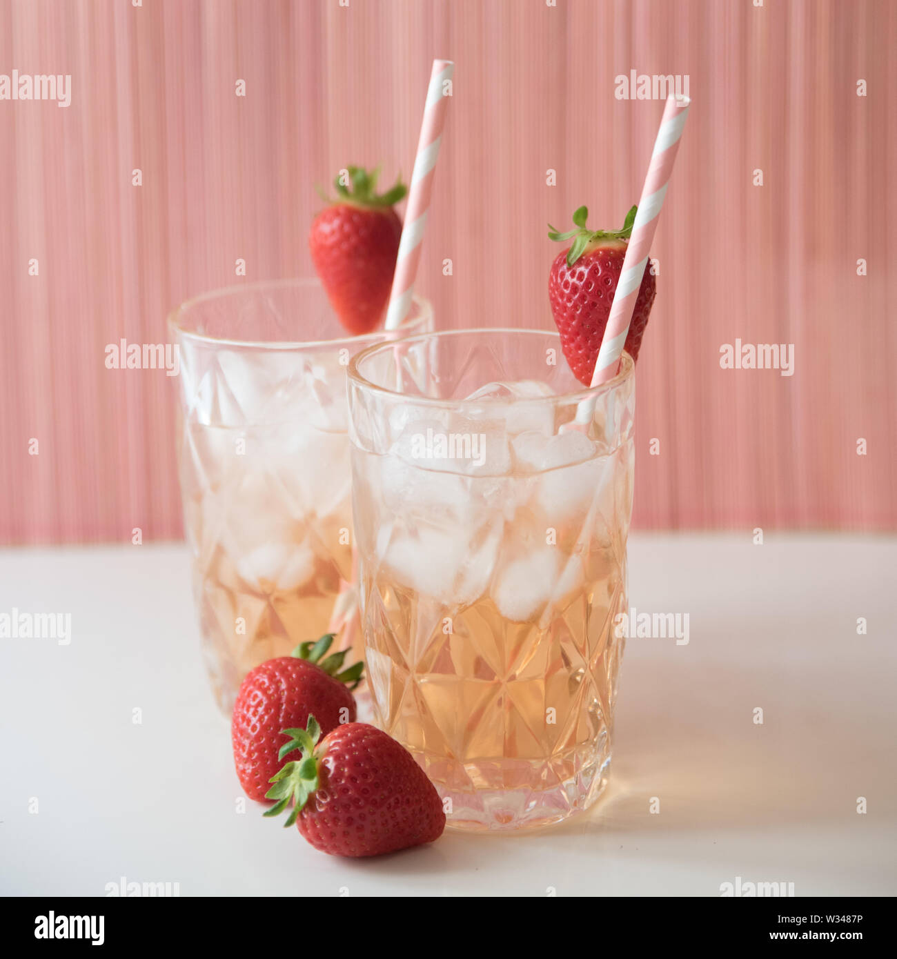 Des cocktails de fraises rose avec des cubes de glace Limonade rose Boissons Gin Tonic Mojito Cocktails sans alcool alcool alcoolique non alcoolique Banque D'Images