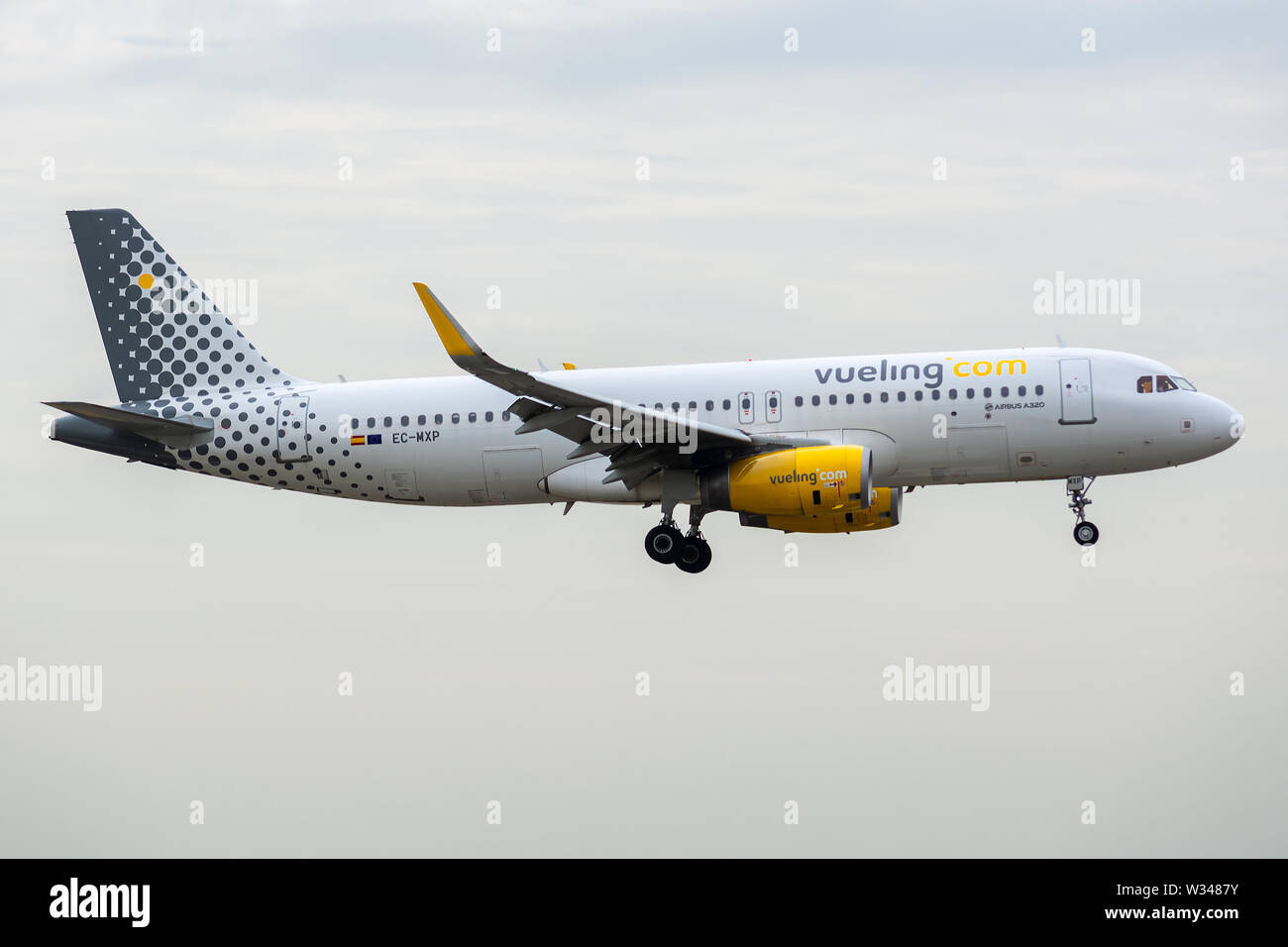 EC-MXP, 11 juillet 2019, l'Airbus A320-232-8244 l'atterrissage à l'aéroport de Paris Charles de Gaulle à la fin de Vol Vueling vy8830 Depuis Séville Banque D'Images