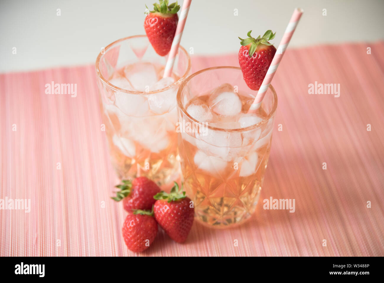 Des cocktails de fraises rose avec des cubes de glace Limonade rose Boissons Gin Tonic Mojito Cocktails sans alcool alcool alcoolique non alcoolique Banque D'Images