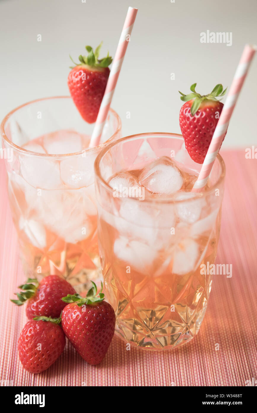 Des cocktails de fraises rose avec des cubes de glace Limonade rose Boissons Gin Tonic Mojito Cocktails sans alcool alcool alcoolique non alcoolique Banque D'Images