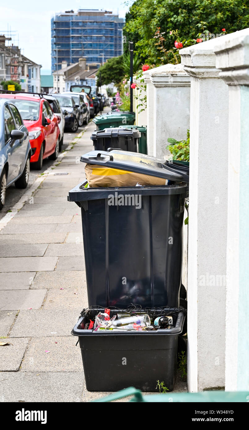 Brighton UK 12 Juillet 2019 - les poubelles des ménages demeurent unemptied dans certaines parties de Brighton aujourd'hui comme binmen ont organisé une grève non officielle . Le personnel de la Cityclean en dépôt ont quitté ce matin comme un différend avec le Conseil de la ville de Brighton et Hove s'aggrave. Crédit : Simon Dack / Alamy Live News Banque D'Images