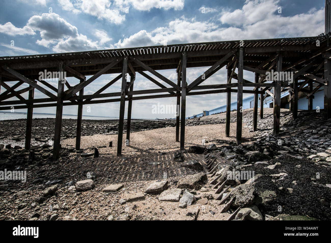 Plage face à Canvey Island dans la rivière Thames Estuary à quelques miles en amont de la mer, Essex, Angleterre, RU Banque D'Images