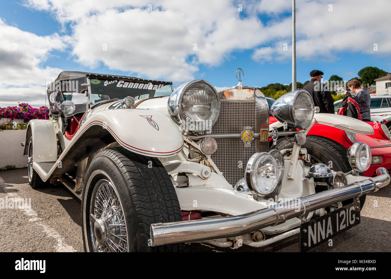 Kinsale, Cork, Irlande. 12 juillet, 2019. Voiture américaine construite Excalibur sur la ligne de départ de l'Cannononball Road Trip rétro à Kinsale, dans le comté de Cork, Irlande. Le classique commence à Kinsale et prend en Col Healy, Kenmare, Molls Gap, Inch Beach,, Conor Pass, Tralee et termine à Bunratty Castle le 13 juillet 2019. Crédit : David Creedon/Alamy Live News Banque D'Images