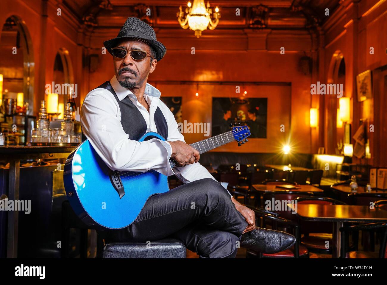 Exclusif - 09.07.2019, US-guitariste, chanteur, compositeur et producteur de Vasti Jackson lors d'une séance photo exclusive au Café Rix dans Berlin-Neukolln. Le guitariste a été nominé pour le prestigieux music award à la 59e Grammy Awards pour l'âme de Jimmie Rodgers en 2017 dans le meilleur album de blues traditionnel de catégorie. Le 11 juin 2019 Vasti Jackson a été honoré par l'Agence suédoise de l'Konig Polar Music Prize. En ce moment, Vasti Jackson est sur la scène que dans l'Ike Turner show 'Simply the Best - Tina Turner l'histoire" à l'Estrel Hotel à Berlin. Dans le monde d'utilisation | Banque D'Images