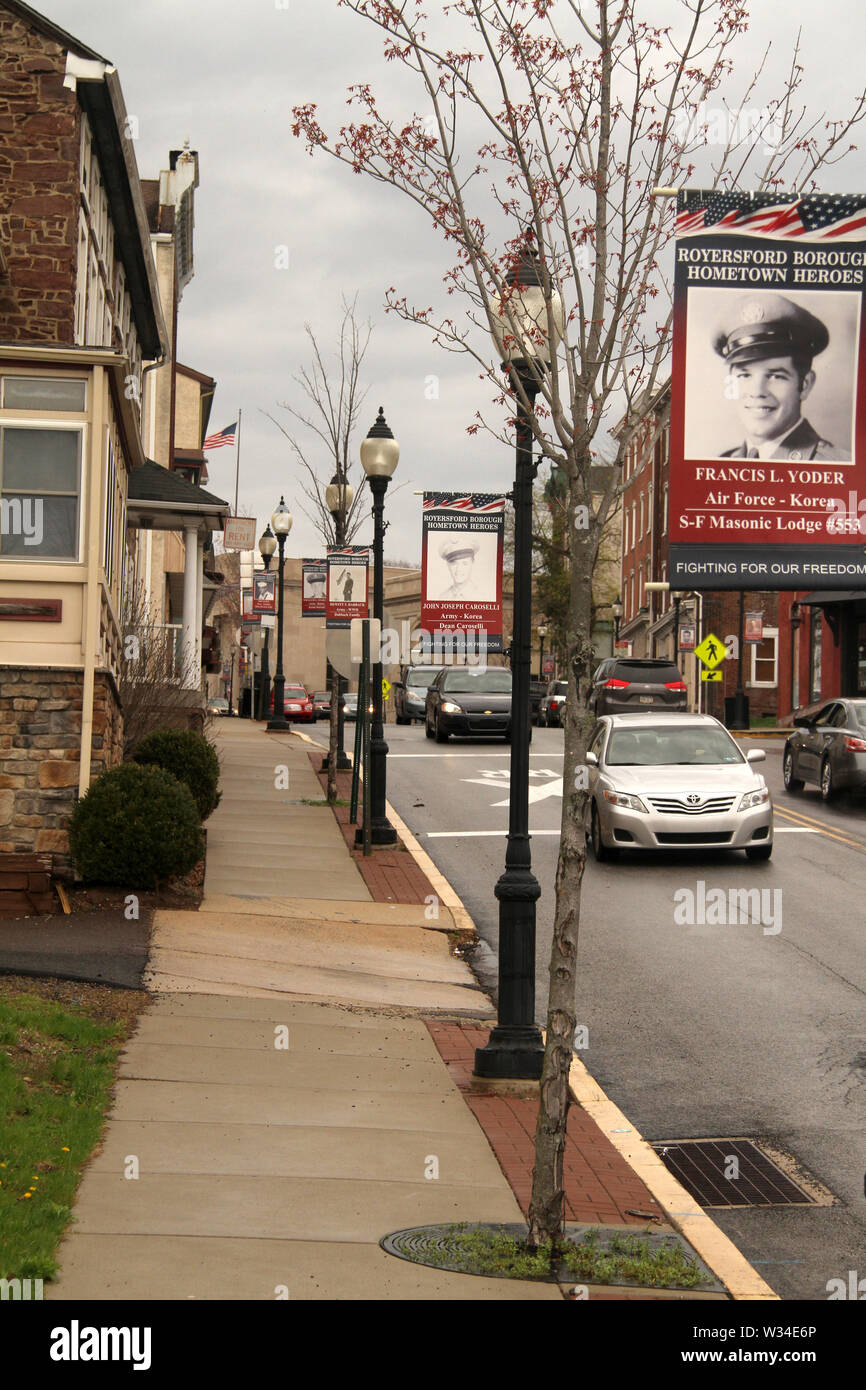 Héros des banderoles le long de la rue principale de Royersford, PA, USA Banque D'Images