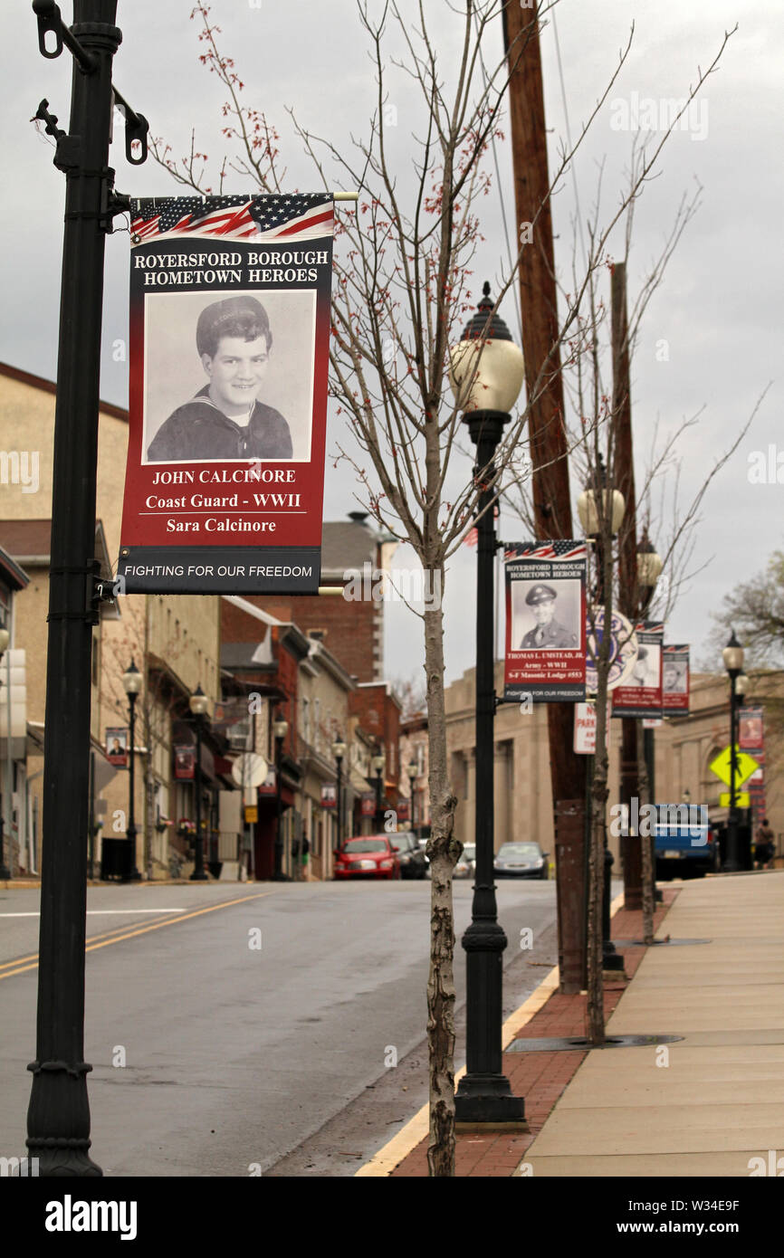 Héros des banderoles le long de la rue principale de Royersford, PA, USA Banque D'Images