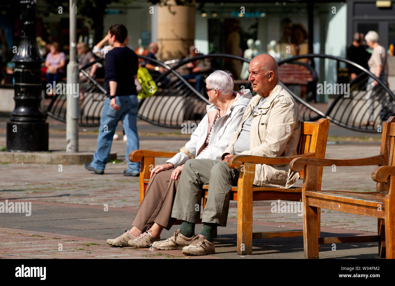Tayside, Dundee, Ecosse, Royaume-Uni. 12 juillet, 2019. Météo France : un couple de personnes âgées assis sur les sièges d'été profiter de la météo radieuse à Dundee, Royaume-Uni Banque D'Images