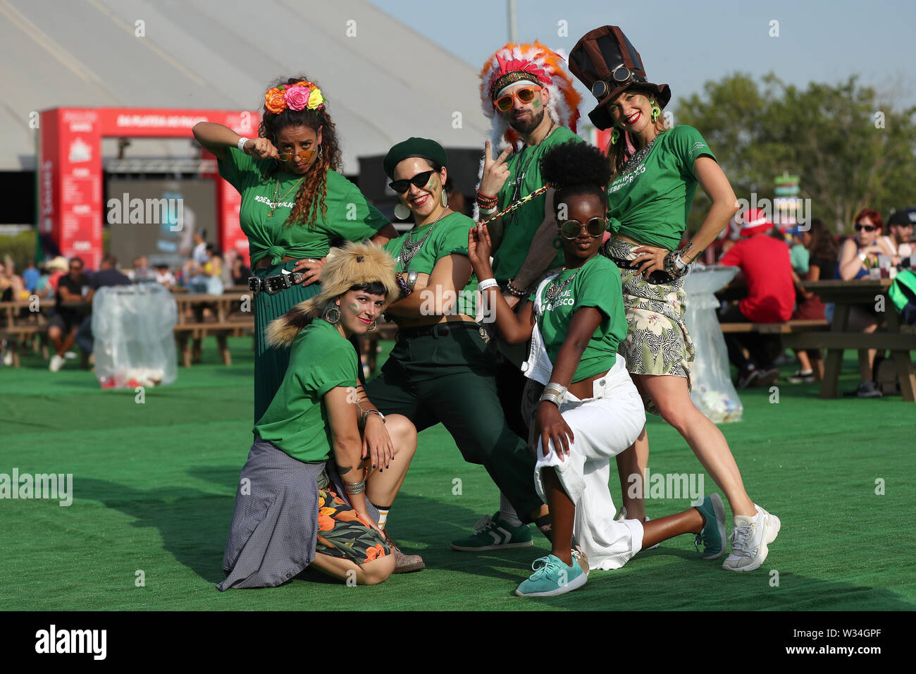 Lisbonne, Portugal. 11 juillet, 2019. Les artistes interprètes ou exécutants posent pour une photo lors de la NOS vivants 2019 music festival à Lisbonne, Portugal, le 11 juillet 2019. Le festival se déroulera du 11 juillet au 13 juillet. Crédit : Pedro Fiuza/Xinhua/Alamy Live News Banque D'Images