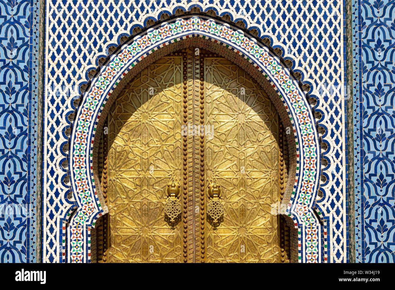 Maroc, Fès : l'une des portes du palais royal (Dar El Makhzen) Banque D'Images