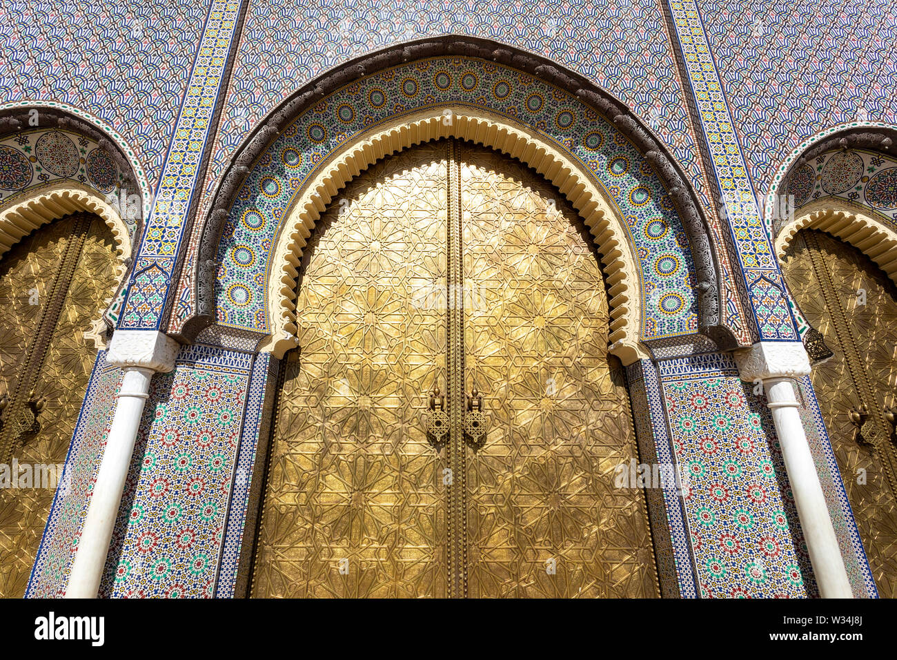 Maroc, Fès : l'une des portes du palais royal (Dar El Makhzen) Banque D'Images