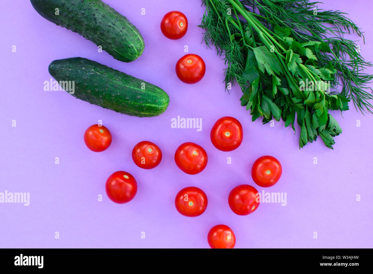 Différents légumes sur fond violet, de légumes - pommes de terre, carottes, oignons, tomates, concombres et les verts. Régime alimentaire sain. Banque D'Images