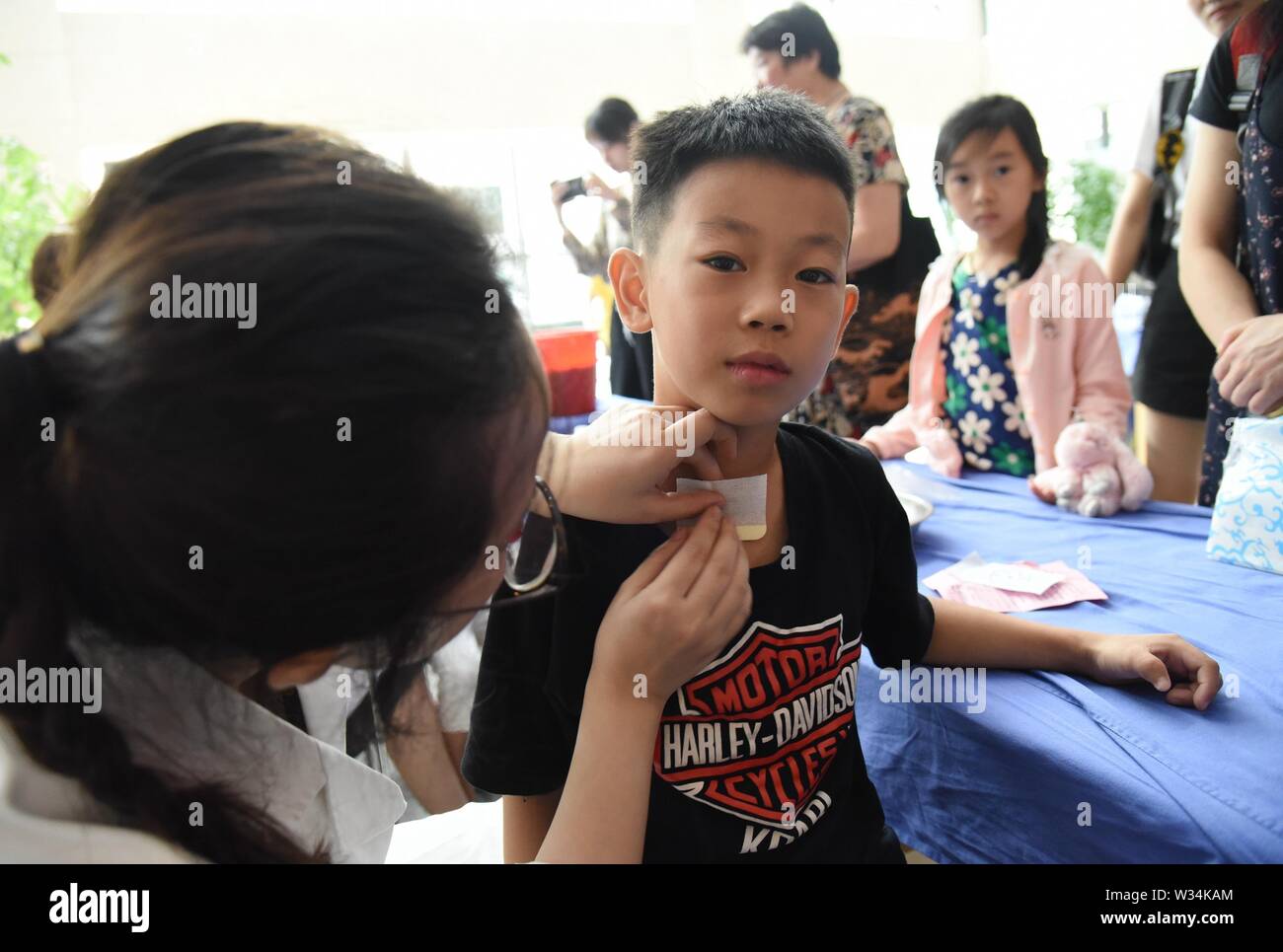 Hangzhou, Zhejiang, Chine. 12 juillet, 2019. Zhejiang, Chine, le 12 juillet 2019 -- avec l'arrivée de la canicule, les habitants de Hangzhou bienvenue le meilleur moment pour traiter les maladies d'hiver et d'été.Le traitement soi-disant ''Les maladies d'hiver et d'été'', que le traitement, la maladie est susceptible de se produire ou de l'attaque à l'été dans les jours de traitement ou de la prévention, c'est l'unique méthode de traitement de la médecine traditionnelle chinoise.tôt le matin, l'hôpital de zhejiang de la médecine traditionnelle chinoise hubin district a de nombreuses personnes d'effectuer le traitement d'une maladie d'hiver.dans la salle sur le premier Banque D'Images