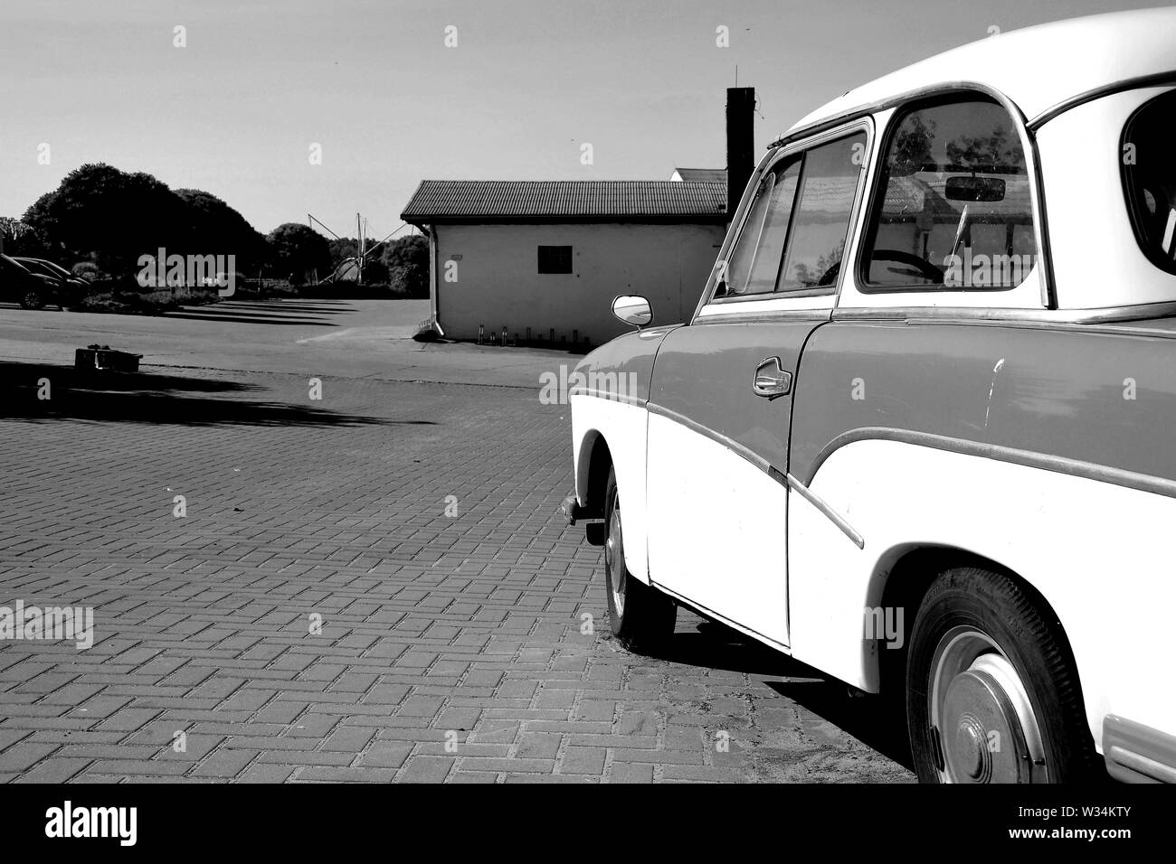 Voiture Trabant sur la route Banque D'Images