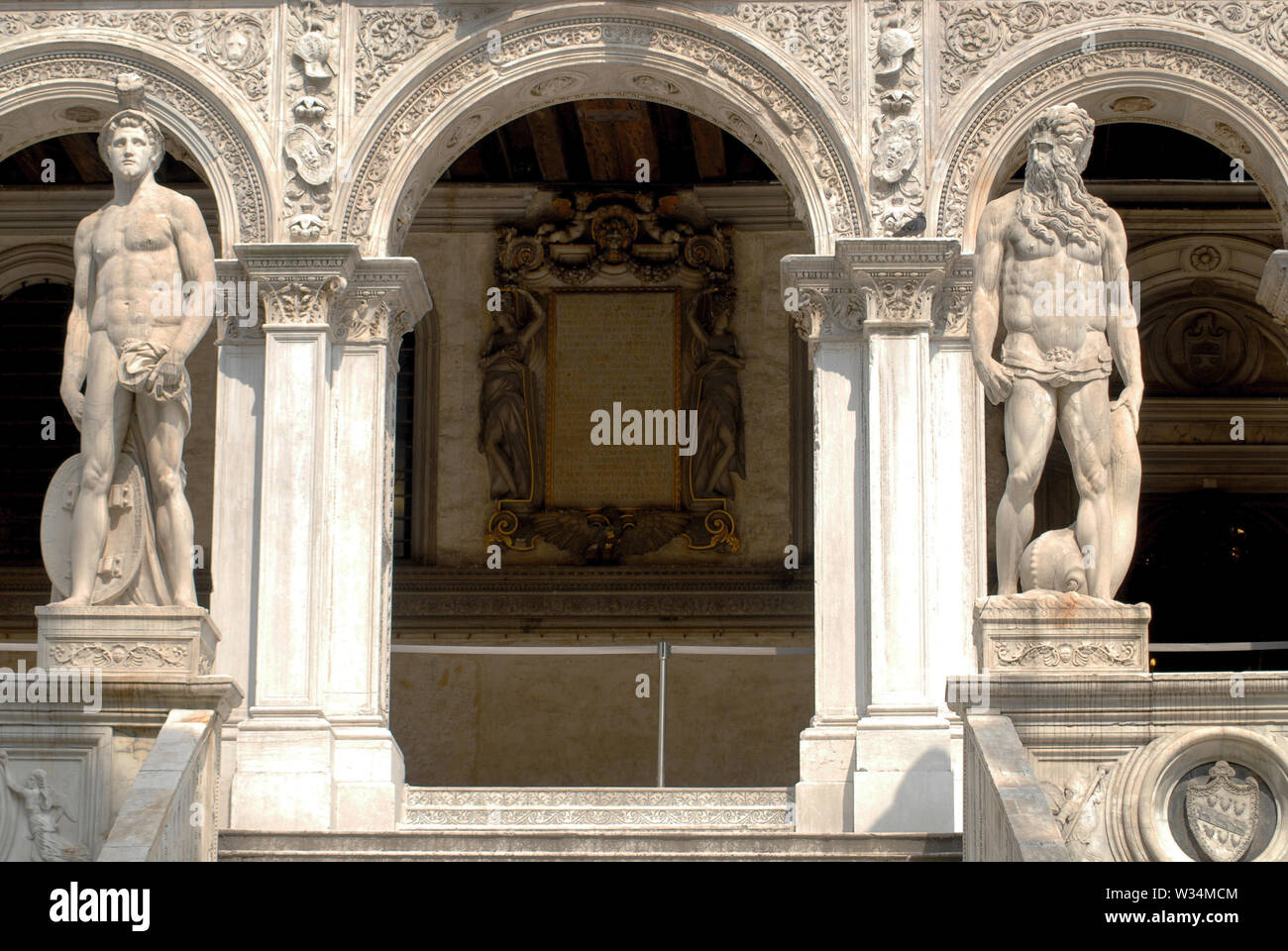 La grandeur de puissants historiquement Venise est bien représenté dans cette magnifique entrée au Palais du Doge.. Banque D'Images