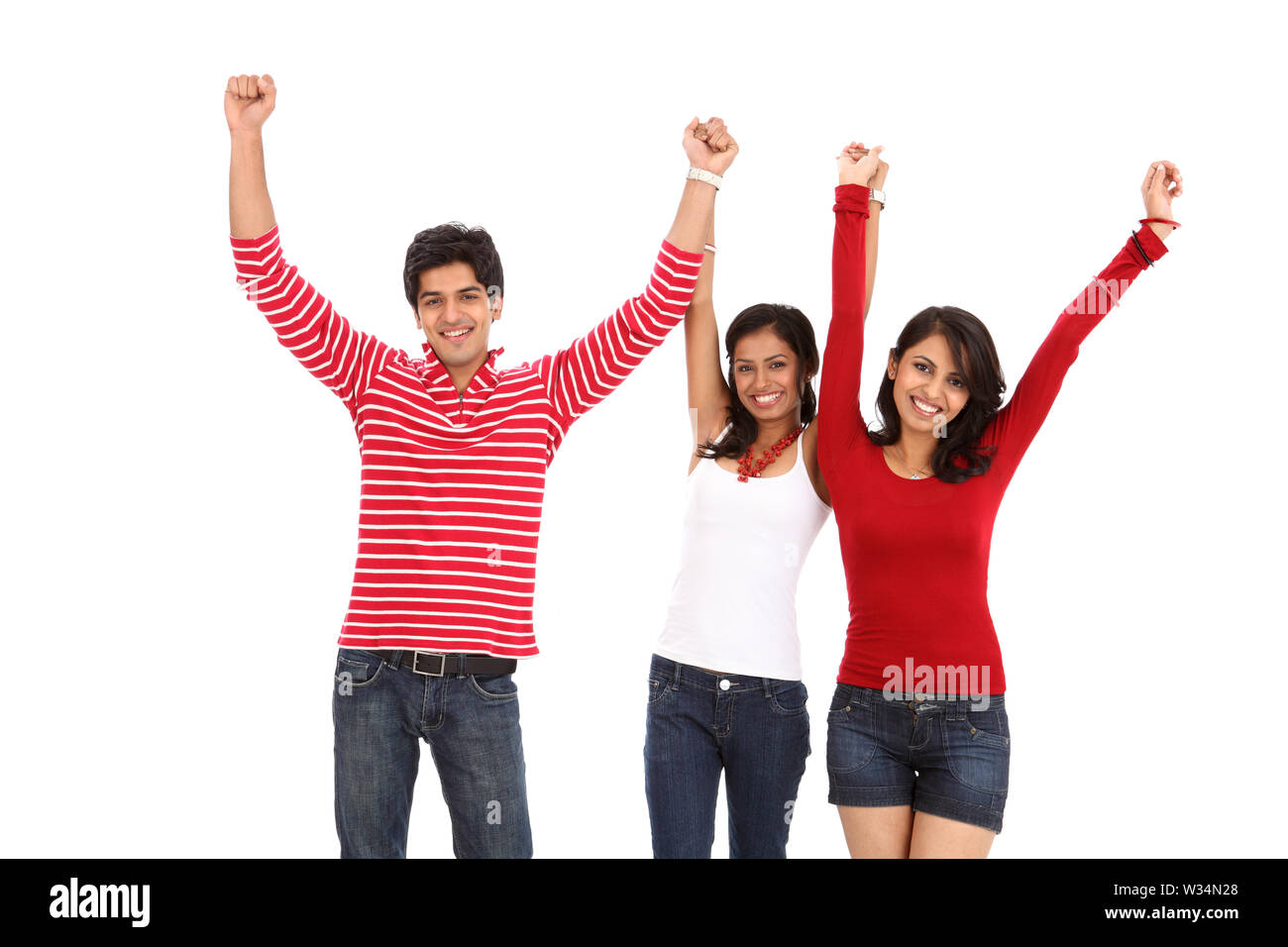 Portrait de trois amis debout avec leurs bras levés Banque D'Images