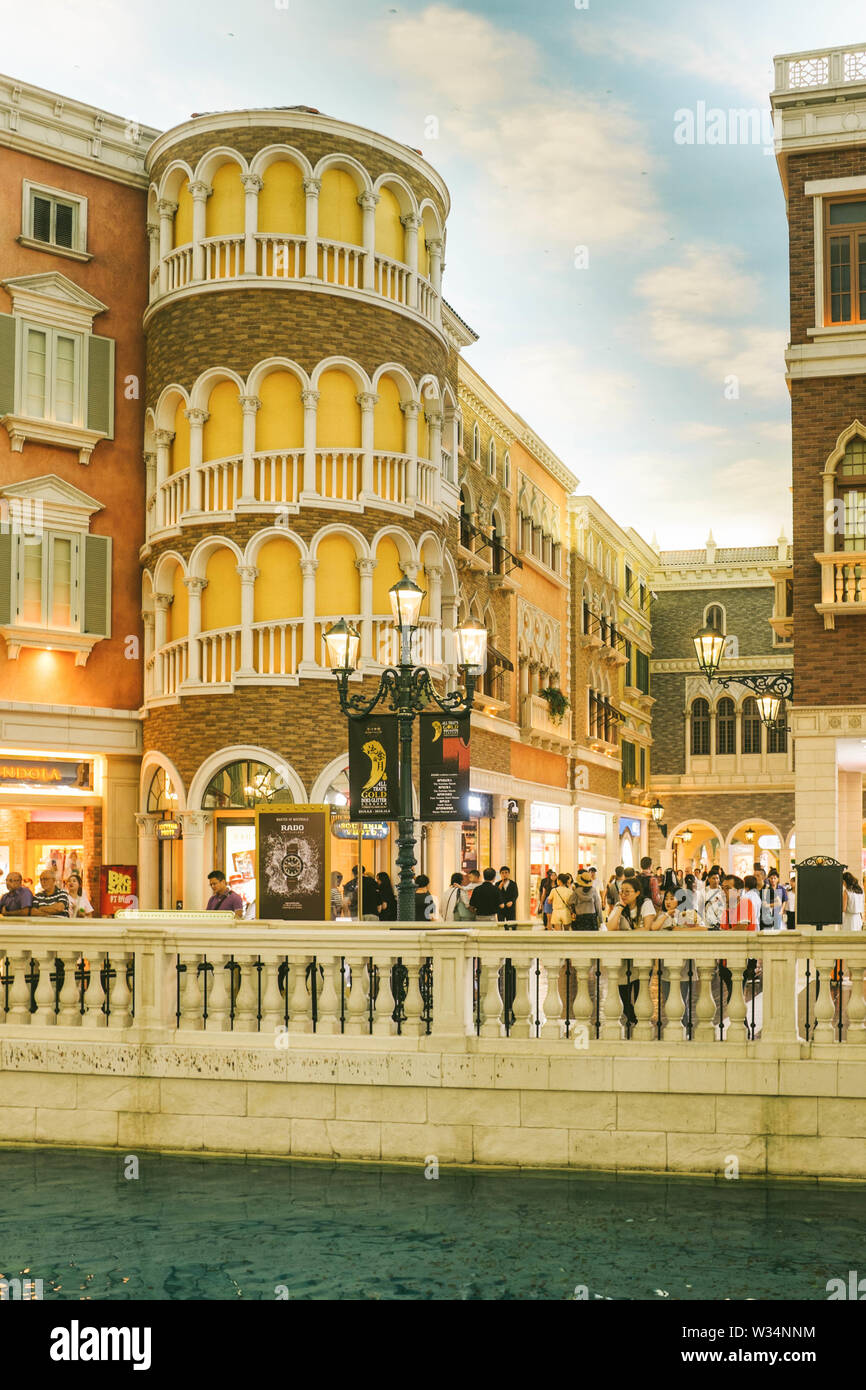 Gondola et canal dans le centre commercial de l'Venetian Macao. Banque D'Images