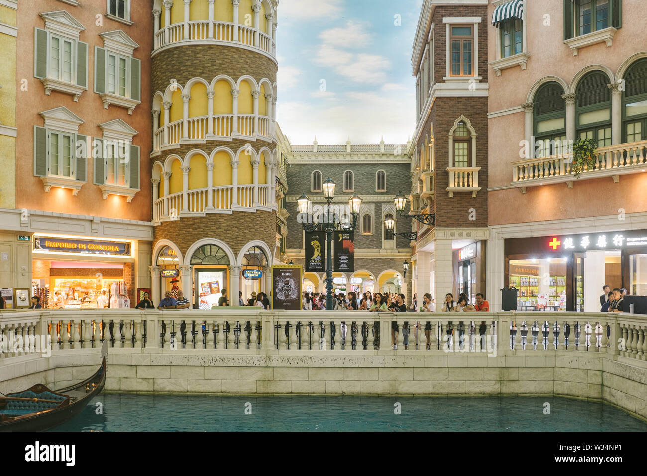 Gondola et canal dans le centre commercial de l'Venetian Macao. Banque D'Images