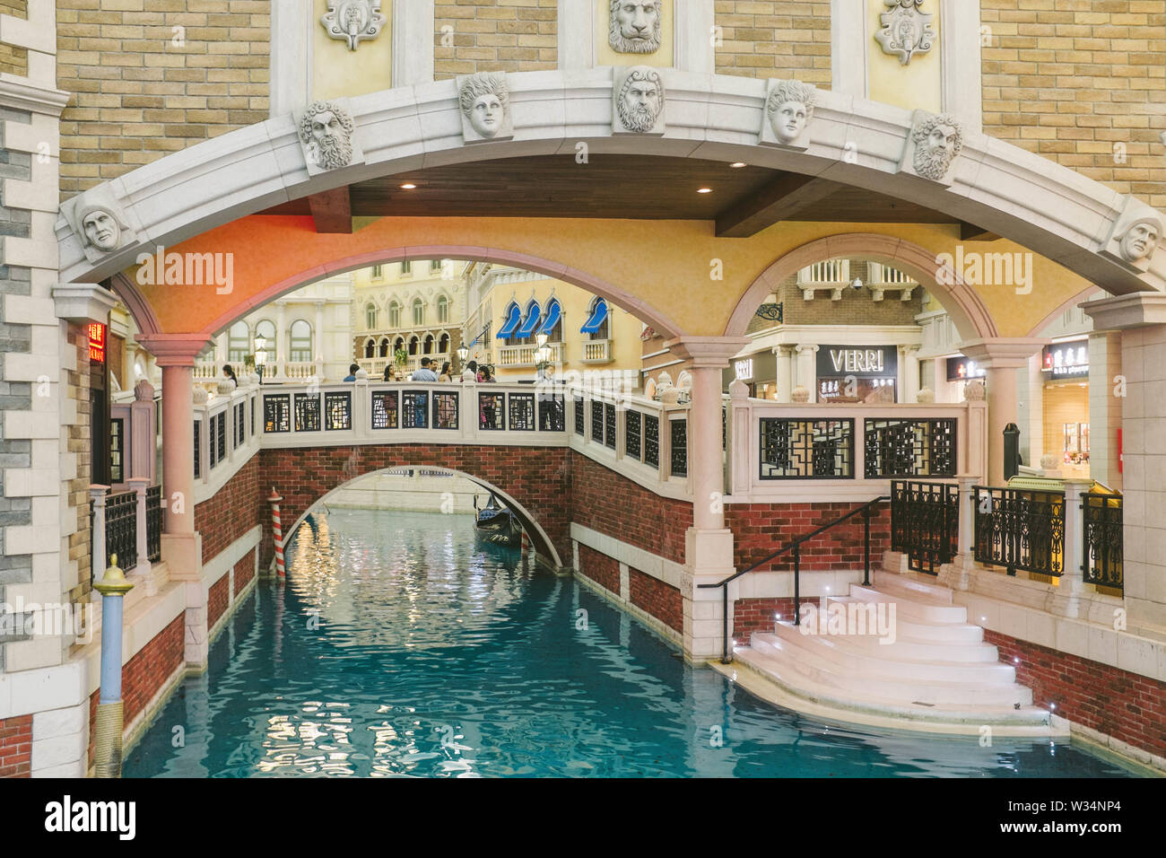 Gondola et canal dans le centre commercial de l'Venetian Macao. Banque D'Images