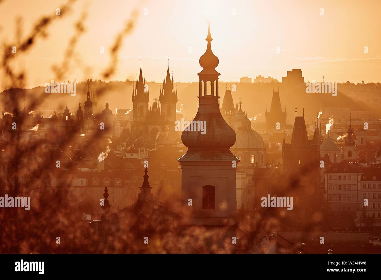 Horizon de Prague à lever du soleil. Capitale de la République tchèque. Banque D'Images