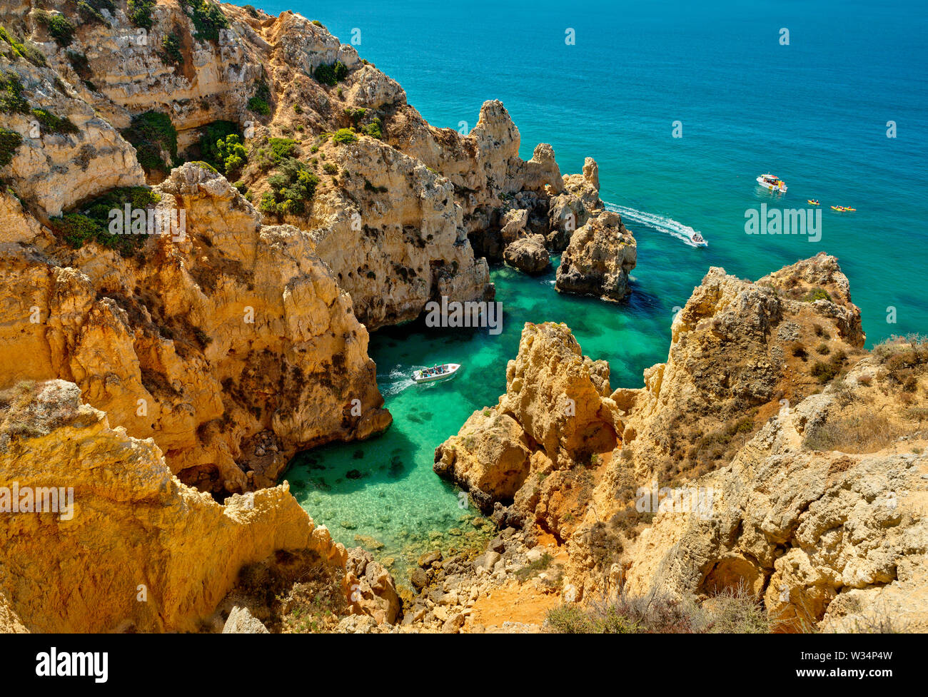 Une petite anse près de Lagos, de l'Algarve, avec des excursions en bateau touristique Banque D'Images