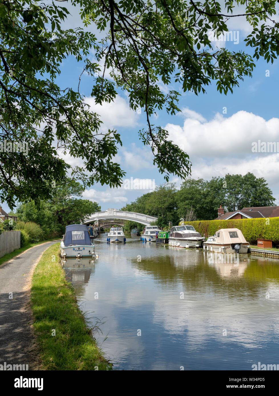 Bateaux à moteur amarré sur les rives de la Lancaster Canal à Garstang, près de Preston, Lancashire, UK Banque D'Images