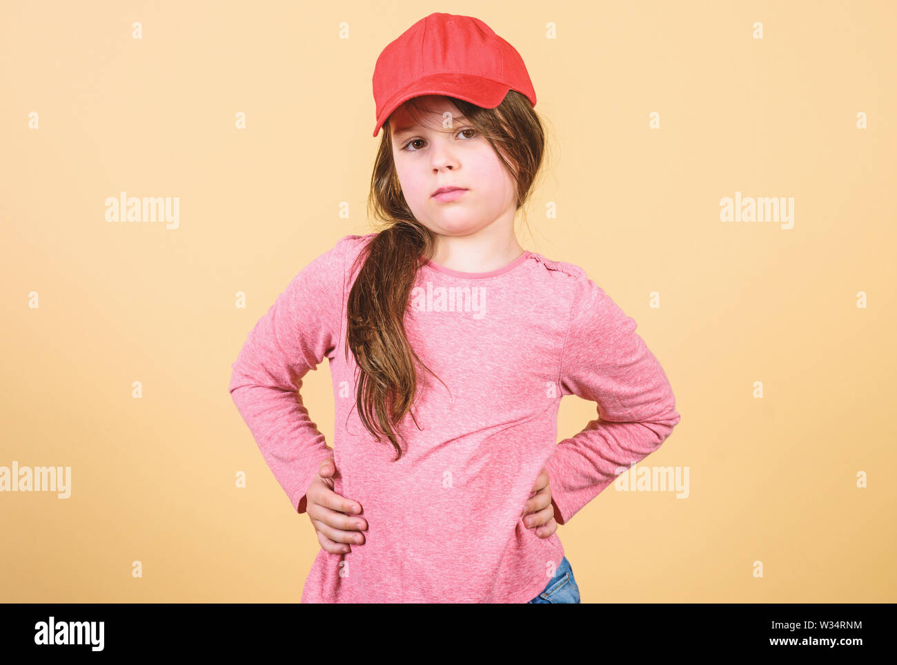 Cutie en cap. Kids Fashion. Un sentiment de confiance avec ce bouchon. Cute  Girl porter à votre enfant une casquette ou chapeau snapback fond beige.  Little girl wearing baseball cap lumineux. La