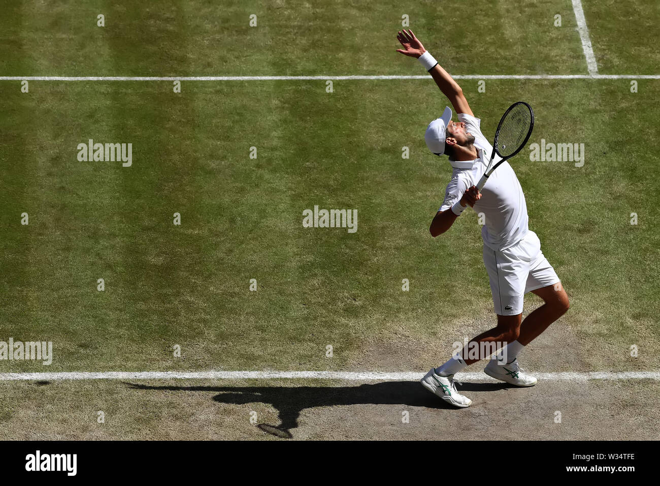 Londres, Royaume-Uni. 12 juillet, 2019. 12 juillet 2019, le All England Lawn Tennis et croquet Club, Wimbledon, Angleterre, Tournoi de tennis de Wimbledon, jour 11 ; Novak Djokovic (SER) sert à Roberto Bautista Agut (ESP) : Action de Crédit Plus Sport Images/Alamy Live News Banque D'Images