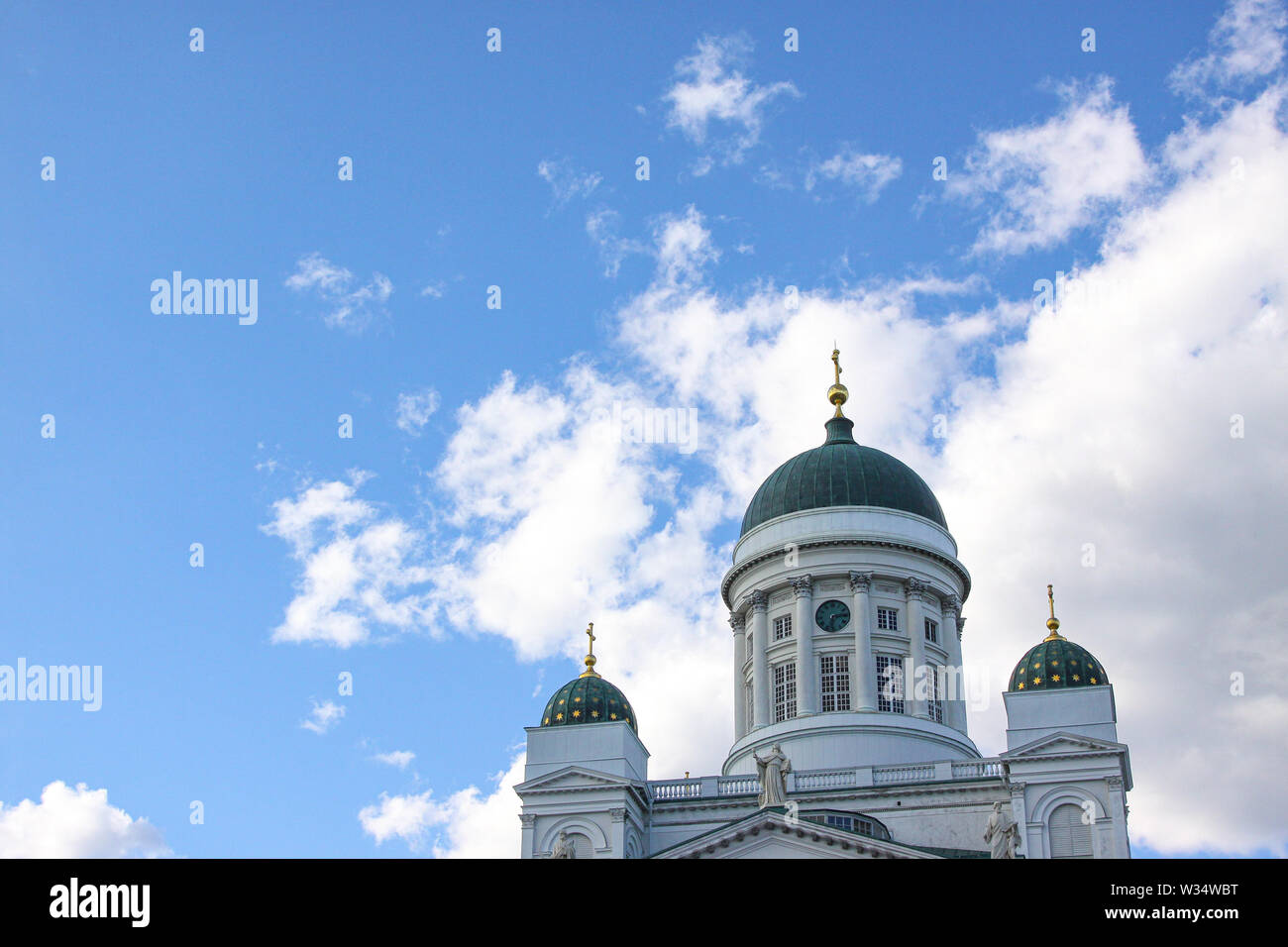 Haut de la cathédrale d'Helsinki entouré par les nuages en été | Cathédrale d'Helsinki est un monument, avec sa grande coupole verte, entourée de f Banque D'Images