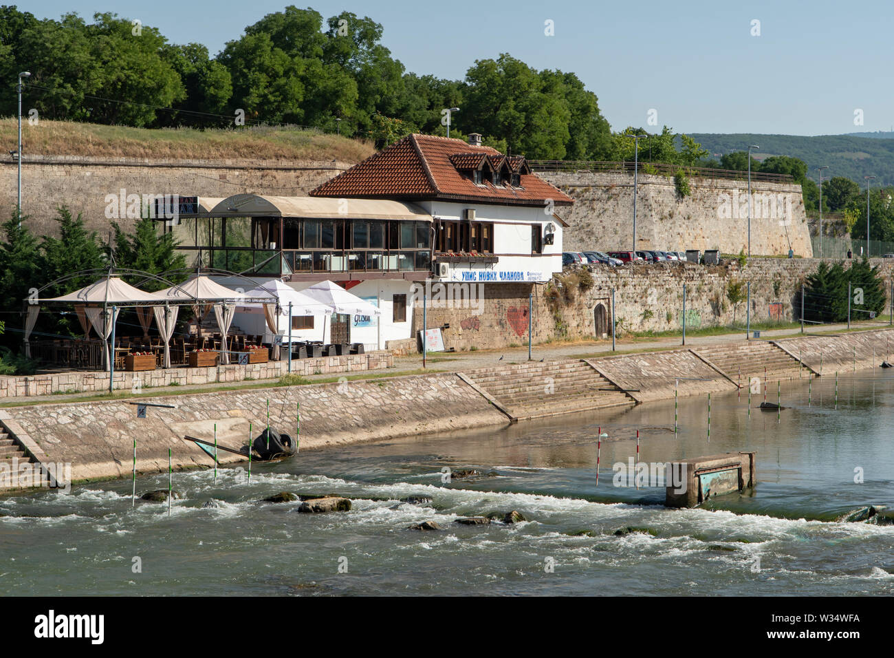 Cours de kayak sur la rivière Nisava, Nis, Serbie Banque D'Images