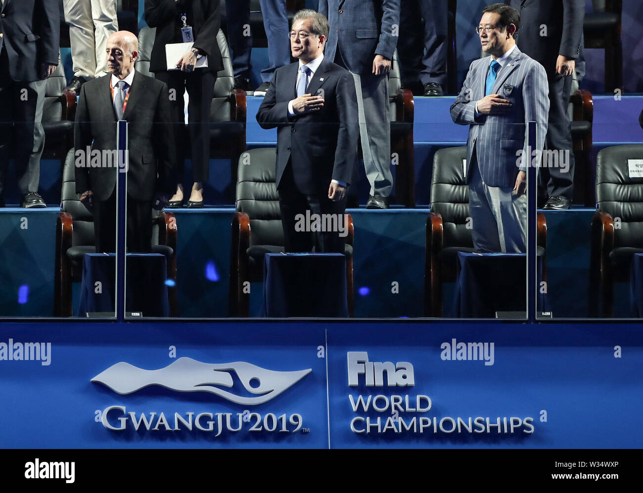 Gwangju, Corée du Sud. 12 juillet, 2019. Moon Jae-in (C), président de la Corée du Sud chante l'hymne national lors de l'ouverture des Championnats du Monde FINA à Gwangju, Corée du Sud, le 12 juillet 2019. Credit : Wang Jingqiang/Xinhua/Alamy Live News Banque D'Images