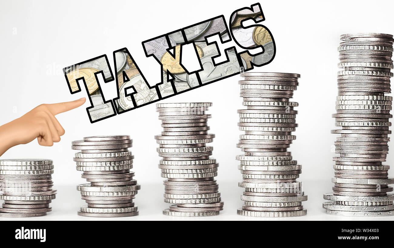 'Taxes' word avec notes inscrit et coin pile dans l'avant. Pile de pièces d'or et des taxes d'affaires et de mots background concept d'imposition. Banque D'Images