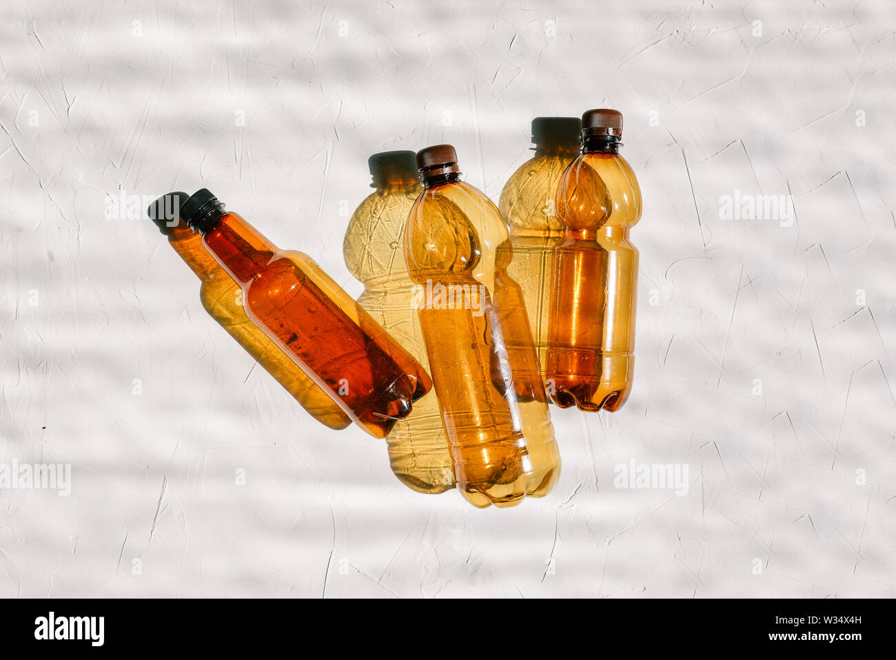 Les bouteilles en plastique pour le recyclage. La lumière vive du soleil et l'ombre de la bouteille. Le recyclage et le recyclage. Les lacunes de l'écologie Banque D'Images