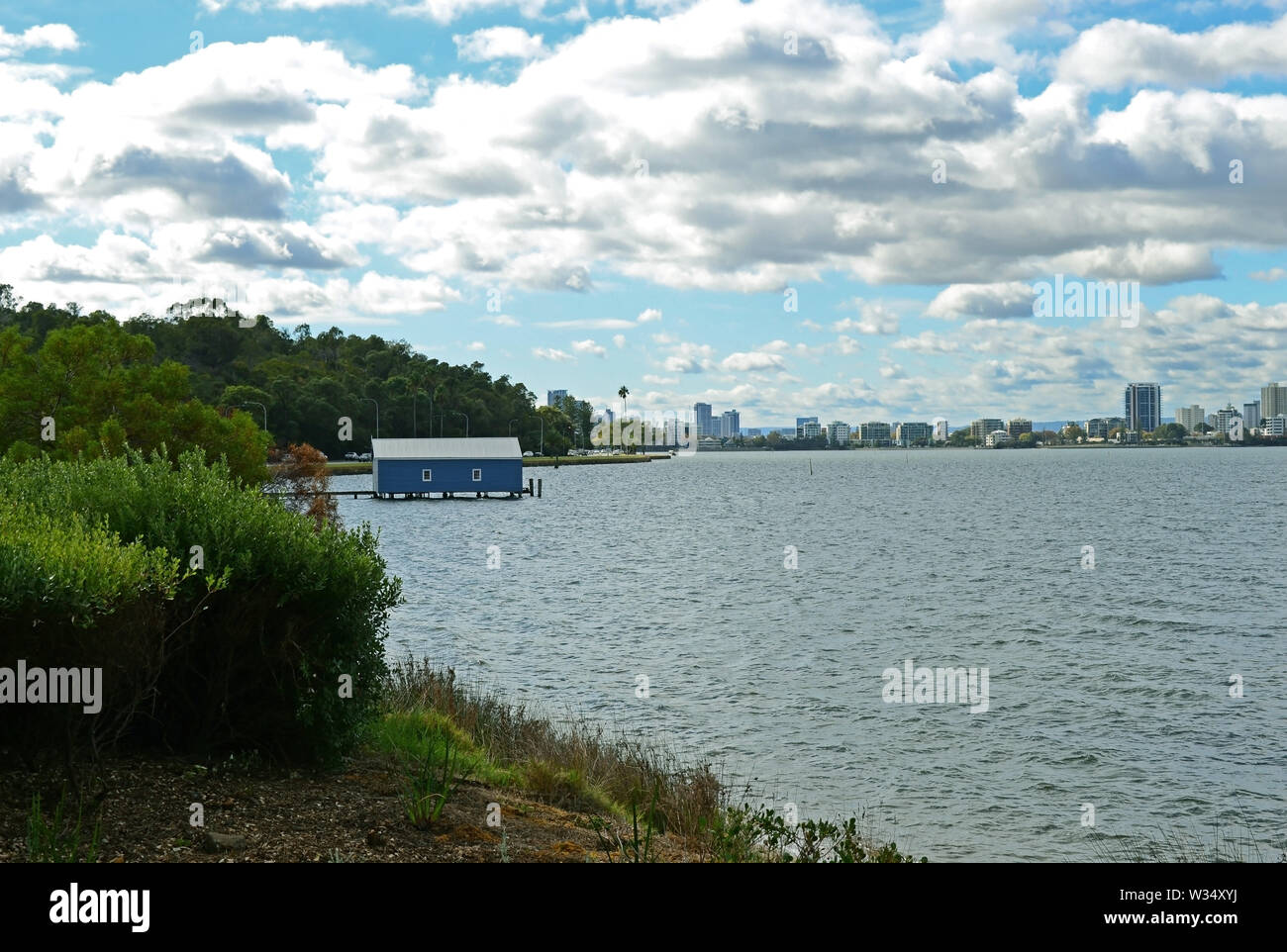 Avis de Crawley Edge Boatshed, Blue Boat House avec ciel bleu et nuages blancs à Perth, Australie Banque D'Images