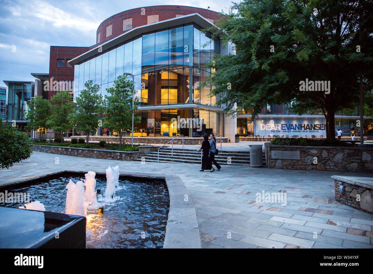 GREENVILLE, SC (USA) - 5 juillet 2019 : une vue de la Peace Center for the performing arts au crépuscule dans le centre-ville de Greenville. Banque D'Images