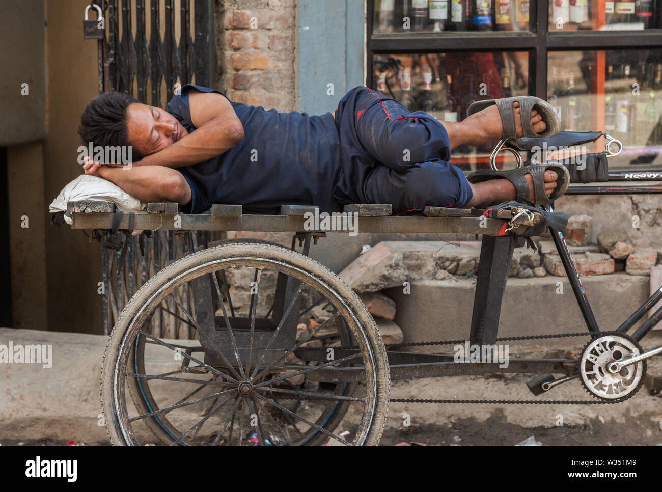 Homme endormi sur son tricycle à Katmandou Banque D'Images