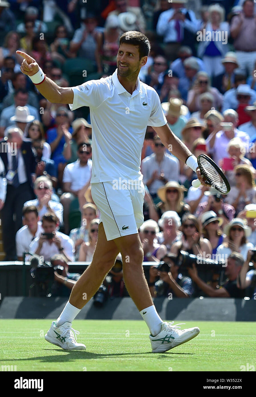 Londres, Grande-Bretagne. 12 juillet, 2019. Novak Djokovic la Serbie de célèbre après la demi-finale du tournoi entre Novak Djokovic de Serbie et Roberto Bautista Agut d'Espagne à l'Tennis de Wimbledon 2019 à Londres, Grande-Bretagne, le 12 juillet 2019. Crédit : Yang Lu/Xinhua/Alamy Live News Banque D'Images