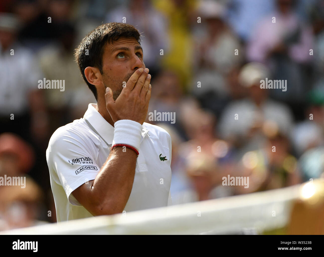 Londres, Grande-Bretagne. 12 juillet, 2019. Novak Djokovic la Serbie de célèbre après la demi-finale du tournoi entre Novak Djokovic de Serbie et Roberto Bautista Agut d'Espagne à l'Tennis de Wimbledon 2019 à Londres, Grande-Bretagne, le 12 juillet 2019. Crédit : Yang Lu/Xinhua/Alamy Live News Banque D'Images