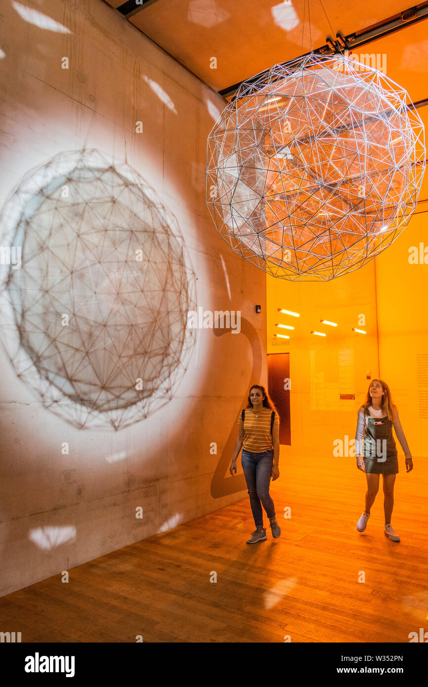 Londres, Royaume-Uni. 12 juillet, 2019. . 12 juillet, 2019. Stardust, 2014 Particules - Olafur Eliasson : dans la vie réelle à la Tate Modern. Seize ans depuis son installation dans la région de Tate Modern sun's Turbine Hall, dans la vraie vie est une enquête qui s'étend sur plus de 30 ans d'Eliasson la carrière. Avec plus de 40 œuvres - dont la plupart sont présentés au Royaume-Uni pour la première fois, cette exposition examine l'engagement de l'artiste avec quelques-uns des problèmes les plus urgents d'aujourd'hui, du changement climatique à la migration. Crédit : Guy Bell/Alamy Live News Crédit : Guy Bell/Alamy Live News Banque D'Images