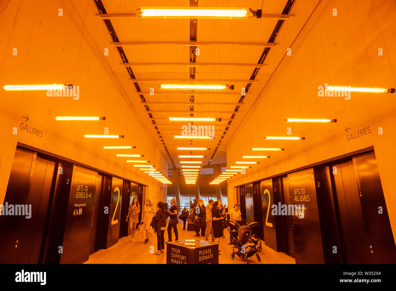 Londres, Royaume-Uni. 12 juillet, 2019. . 12 juillet, 2019. Chambre pour une couleur, 1997 - Olafur Eliasson : dans la vie réelle à la Tate Modern. Seize ans depuis son installation dans la région de Tate Modern sun's Turbine Hall, dans la vraie vie est une enquête qui s'étend sur plus de 30 ans d'Eliasson la carrière. Avec plus de 40 œuvres - dont la plupart sont présentés au Royaume-Uni pour la première fois, cette exposition examine l'engagement de l'artiste avec quelques-uns des problèmes les plus urgents d'aujourd'hui, du changement climatique à la migration. Crédit : Guy Bell/Alamy Live News Crédit : Guy Bell/Alamy Live News Banque D'Images