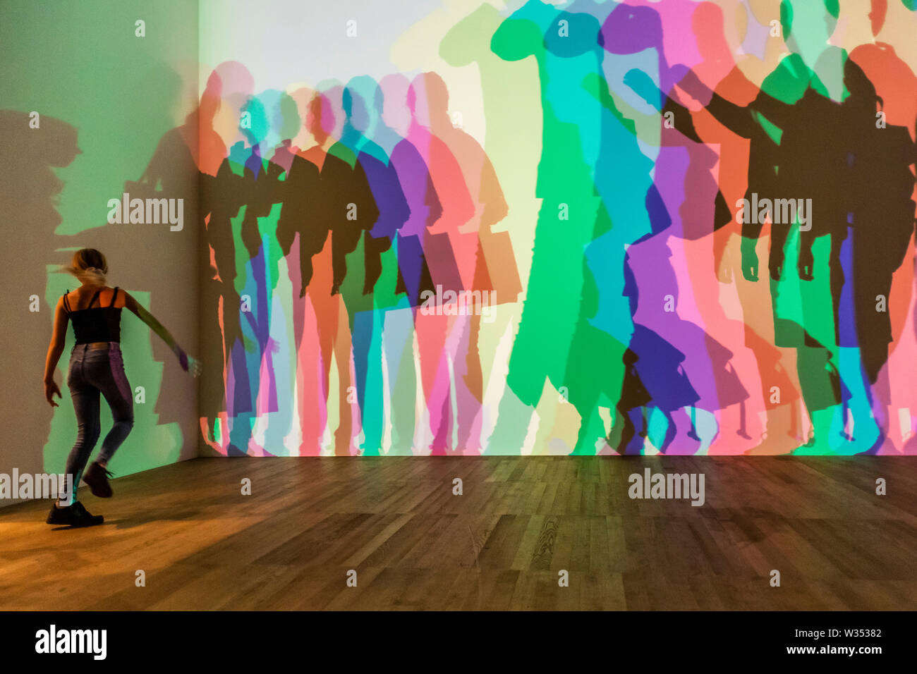 Londres, Royaume-Uni. 12 juillet, 2019. . 12 juillet, 2019. Votre ombre incertaine (couleur) 2010 - Olafur Eliasson : dans la vie réelle à la Tate Modern. Seize ans depuis son installation dans la région de Tate Modern sun's Turbine Hall, dans la vraie vie est une enquête qui s'étend sur plus de 30 ans d'Eliasson la carrière. Avec plus de 40 œuvres - dont la plupart sont présentés au Royaume-Uni pour la première fois, cette exposition examine l'engagement de l'artiste avec quelques-uns des problèmes les plus urgents d'aujourd'hui, du changement climatique à la migration. Crédit : Guy Bell/Alamy Live News Crédit : Guy Bell/Alamy Live News Banque D'Images