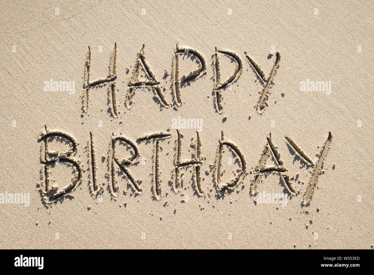 Joyeux Anniversaire Un Message Manuscrit En Lettres Majuscules Dans Le Sable De Plage Lisse Sous La Lumiere Du Soleil Photo Stock Alamy