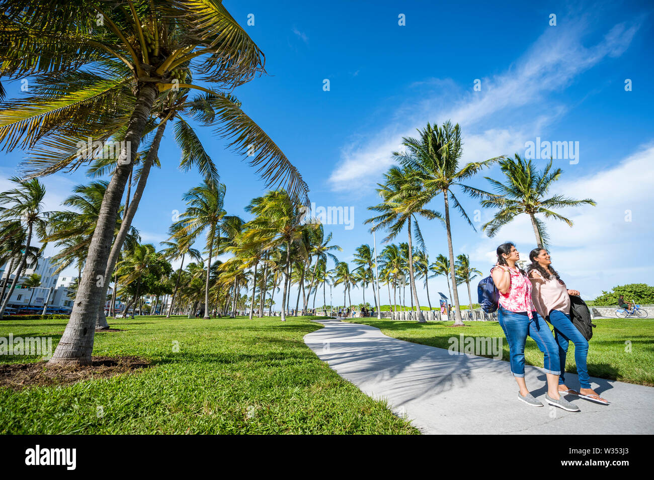 MIAMI - 5 septembre 2018 : Amis marcher ensemble sur le front de la promenade la promenade au parc Lummus à South Beach. Banque D'Images