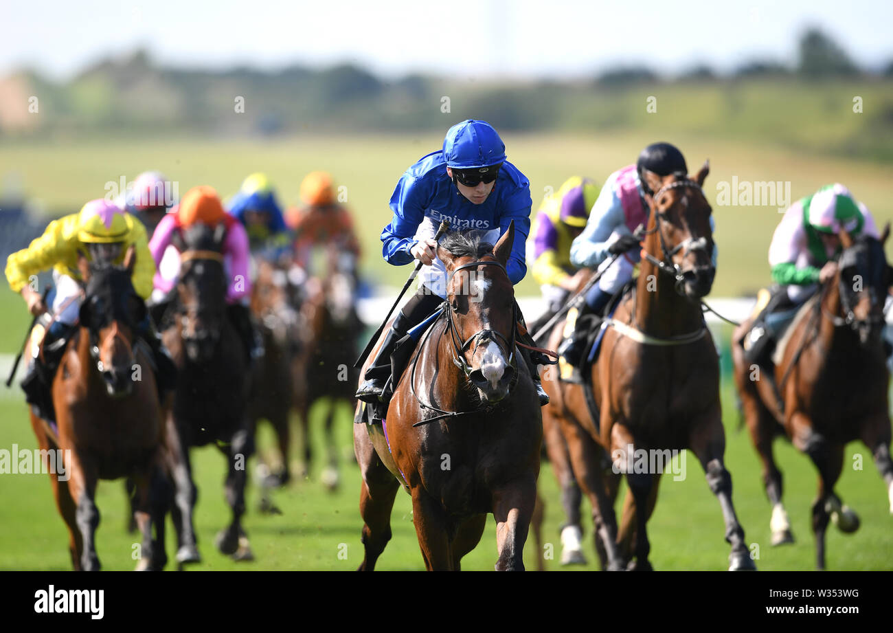 La lumière et l'Obscurité monté par jockey Callum Shephard (centre) sur leur chemin vers la victoire pendant le centre Porsche Handicap Cambridge pendant deux jours de la Moët et Chandon Festival Juillet 2019 à Newmarket Racecourse. Banque D'Images