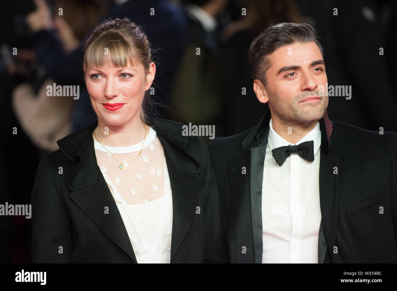 Londres, Royaume-Uni. Oscar Isaac et partenaire de l'Elvira Lind Première européenne pour Star Wars : Jedi le dernier au Royal Albert Hall, Londres, Angleterre, Royaume-Uni le mardi 12 décembre 2017. Ref : CMT370-J1295-131217 Justin ng/WWW.LMKMEDIA.COM Médias Historique Banque D'Images