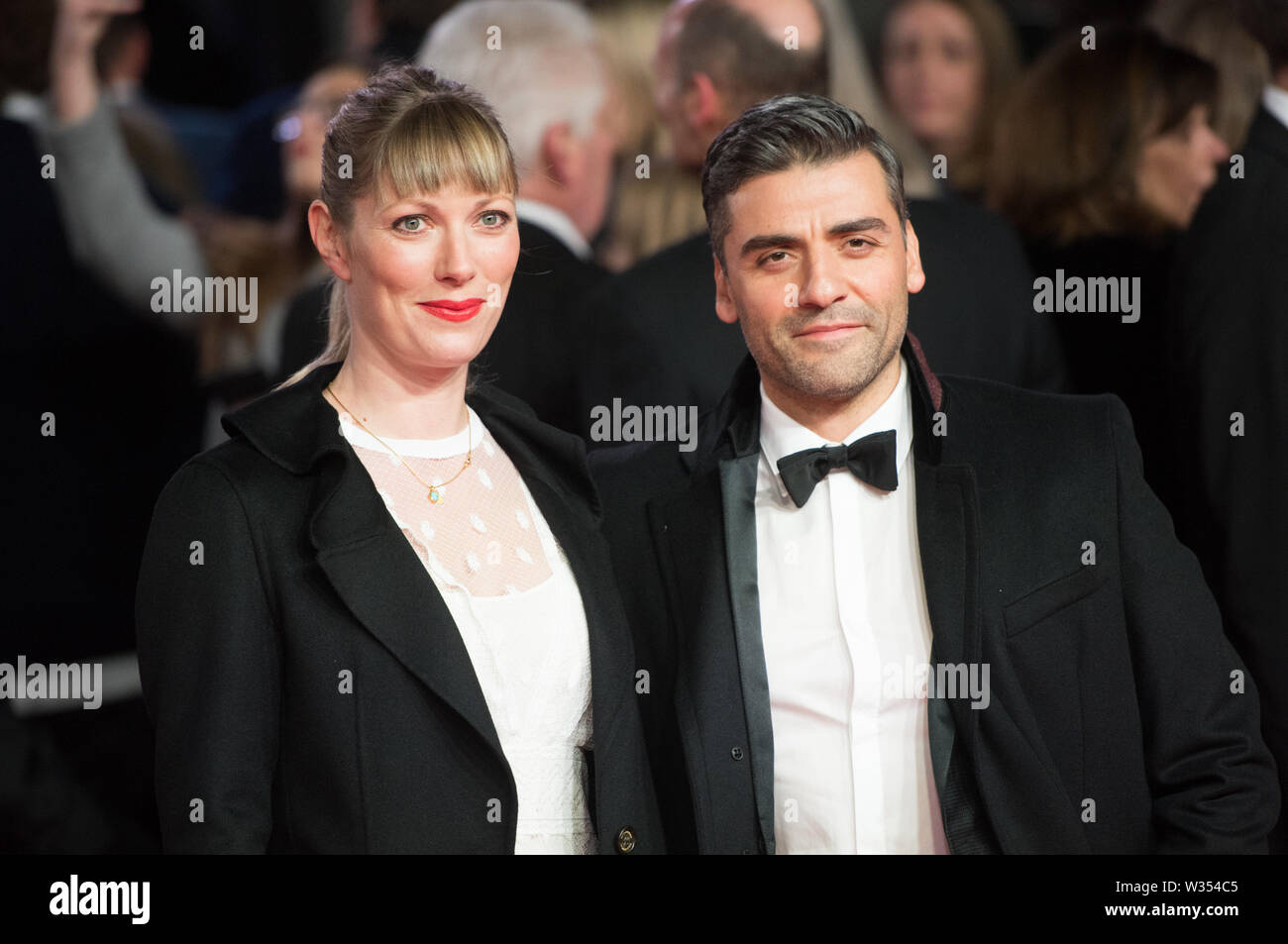 Londres, Royaume-Uni. Oscar Isaac et partenaire de l'Elvira Lind Première européenne pour Star Wars : Jedi le dernier au Royal Albert Hall, Londres, Angleterre, Royaume-Uni le mardi 12 décembre 2017. Ref : CMT370-J1295-131217 Justin ng/WWW.LMKMEDIA.COM Médias Historique Banque D'Images