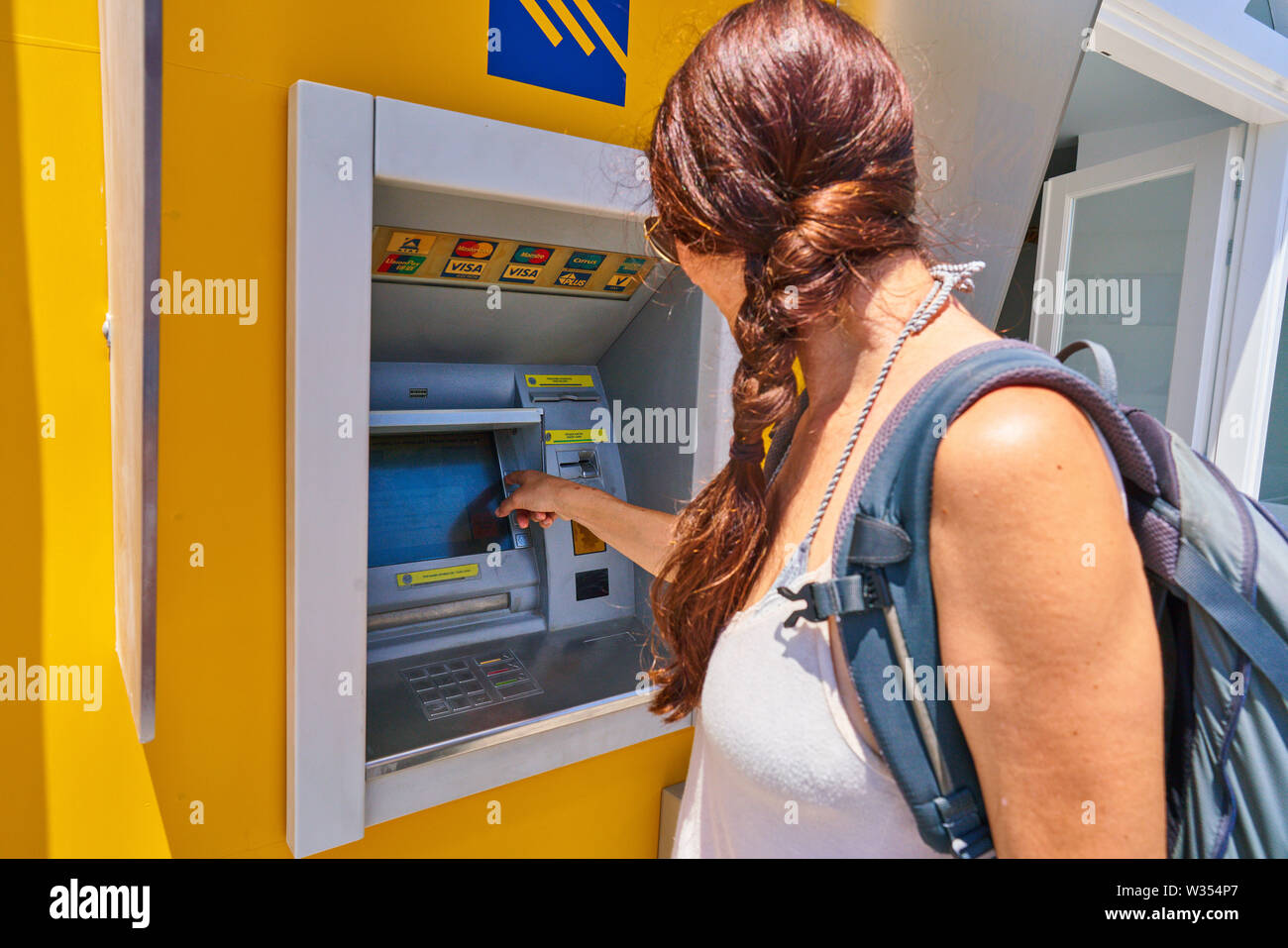 Prend de l'argent à un distributeur automatique de tourisme cash machine de Piraeus Bank à Perissa Beach près de l'aéroport et de Fira et Oia, Santorin, Grèce au 06 juin.2019. © Peter Sch Banque D'Images